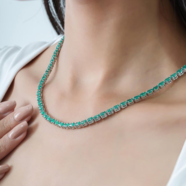 Regal 17.45 Ct Green Onyx Necklace & 1.58 Ct Round Ruby Stud Earrings Jewelry Suite 3 Pieces For Sale - Image 9 of 16