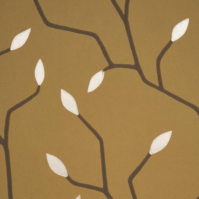 Contemporary SAMPLE - Schumacher Cymbeline Wallpaper In Gold For Sale - Image 3 of 5