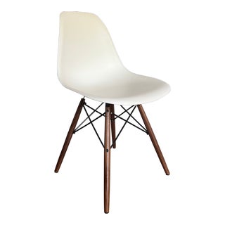 Herman Miller Eames Side / Dining Dowel Base Chair For Sale