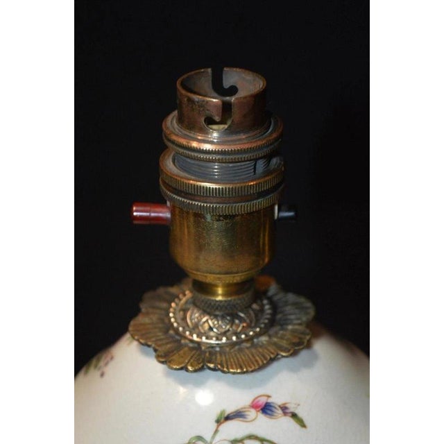 Neoclassical Sèvres Gilt Porcelain Amphora Table Lamp with Silk Shade, France, 1850s For Sale - Image 17 of 18