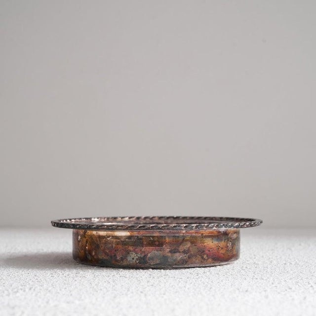 Elegant bowl in patinated silver Signed Kisho. Mid 20th century. Beautiful silver plated bowl with a very decorative rim....