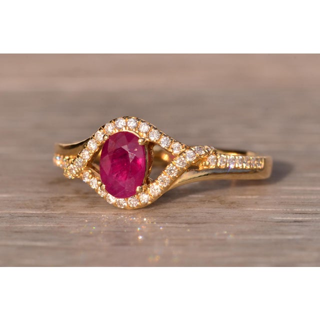 The 85th Avenue: Natural Ruby and Diamond Ring in Yellow Gold For Sale - Image 4 of 10