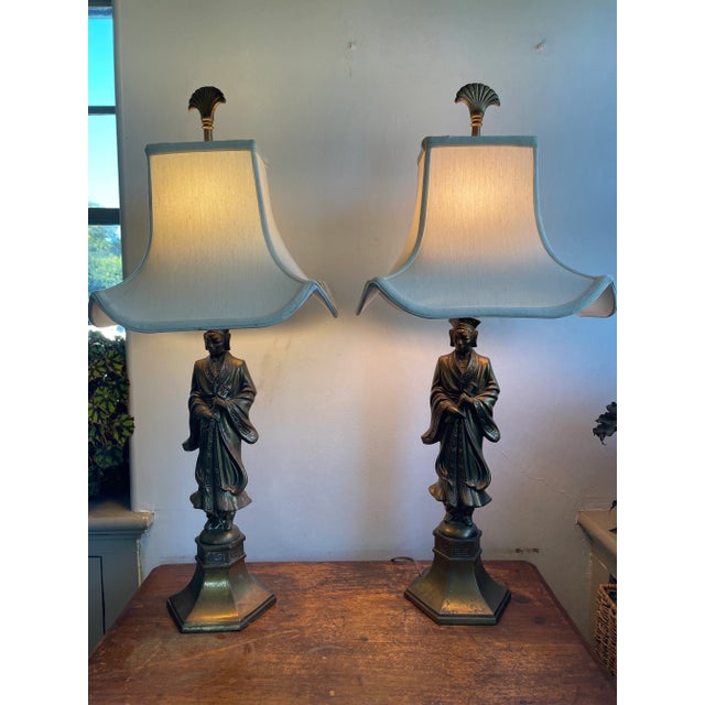 Chinoiserie Pair of Hollywood Regency Asian Figural Table Lamps — Chinoiserie Bronze-Tone Sculptural Lamps For Sale - Image 3 of 10