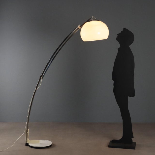 Vintage floor lamp with enamelled aluminium base, telescopic metal stem and white methacrylate diffuser. This piece is...
