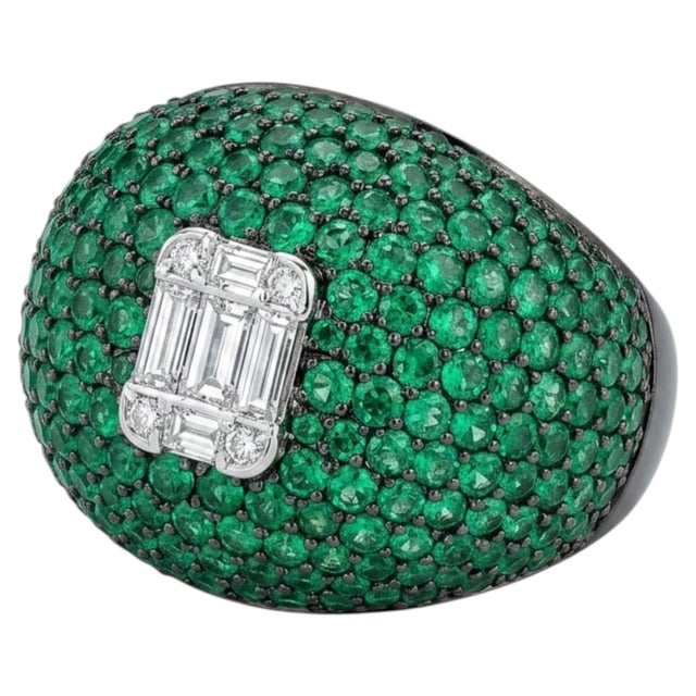 Emerald and Diamond Halo Ring in 18k Gold, 2.40ct & 1.78ct. Beautiful piece in excellent condition.