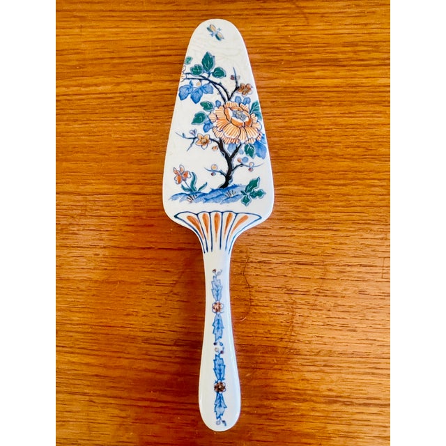 Vintage French Porcelain, Pastry Platter and Cake Lifters by Gien, 1930s, Set of 3 For Sale - Image 18 of 18