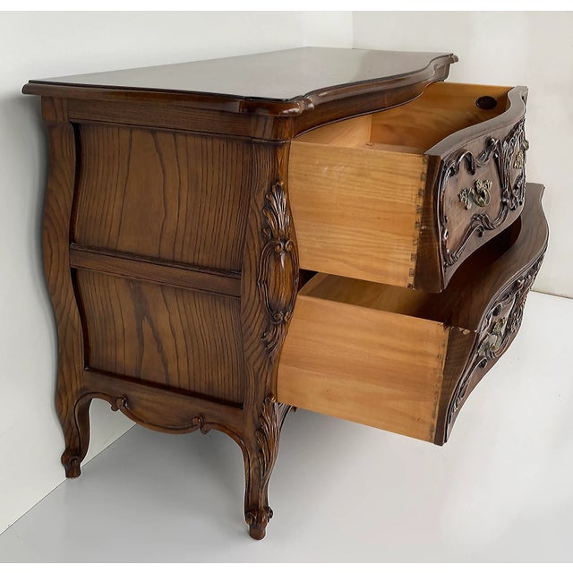 French Karges Louis XV Bombe Serpentine Bowfront Chest of Drawers in Walnut, Late 20th Century For Sale - Image 3 of 10