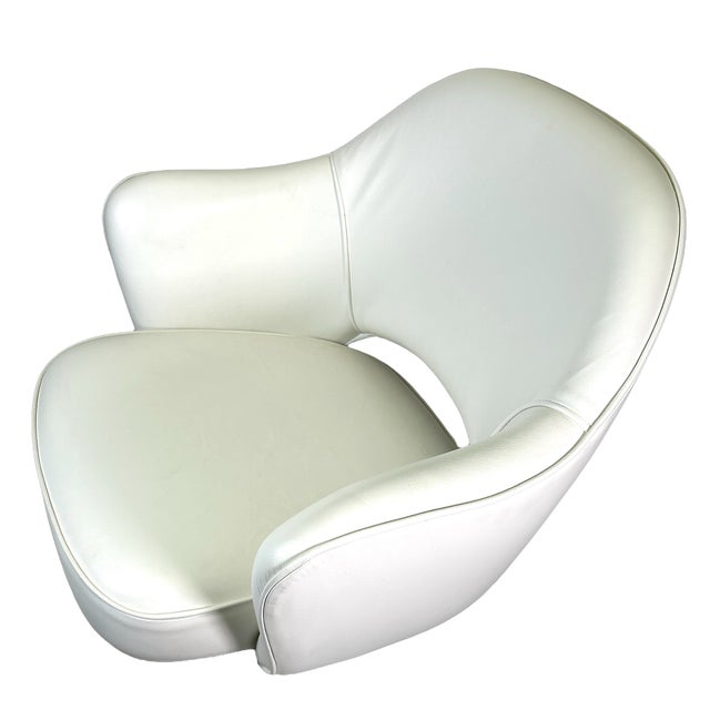 Late 20th Century Saarinen Executive Armchair in Italian White Leather, Black Swivel Base For Sale - Image 5 of 9