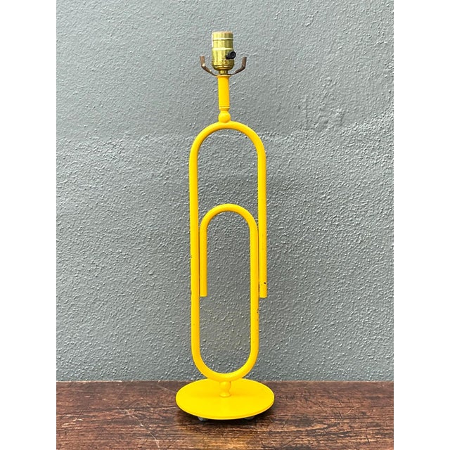Mid-Century Modern Vintage Yellow Metal Paperclip Table Lamp For Sale - Image 3 of 13