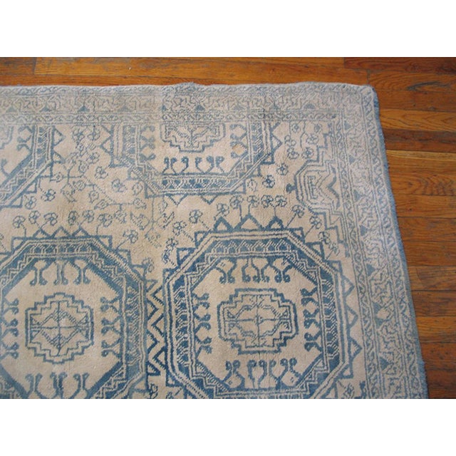 Indian 1920s White Blue Hexagonal Antique Indian Agra Cotton Rug 4' X 6'8" Handknotted Wool Carpet For Sale - Image 3 of 6
