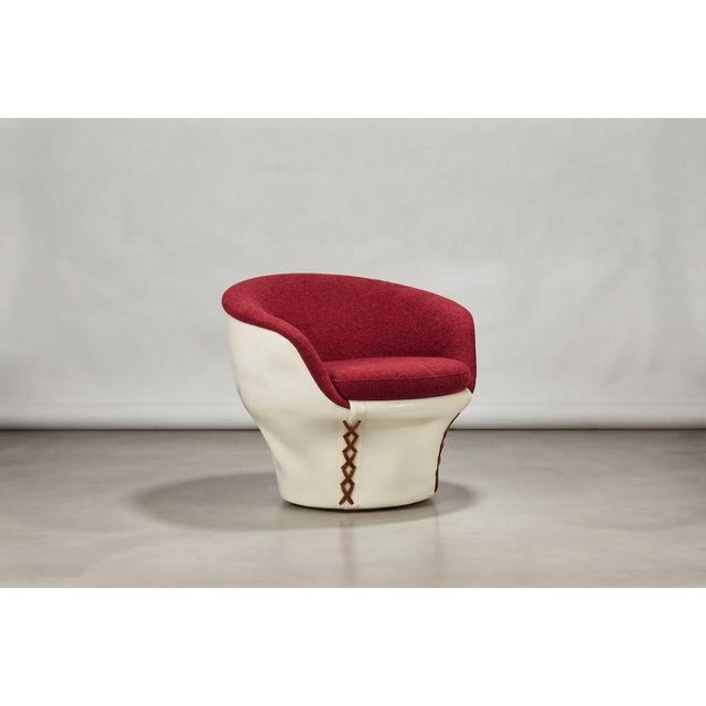 Mid-Century Modern Hungarian Space Age Lounge Chairs with Original White Shells and Bouclé Upholstery, 1960s, Set of 2 For Sale - Image 3 of 5