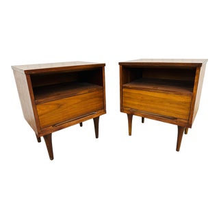 Mid-Century Modern Walnut Nightstands - Set of 2 For Sale