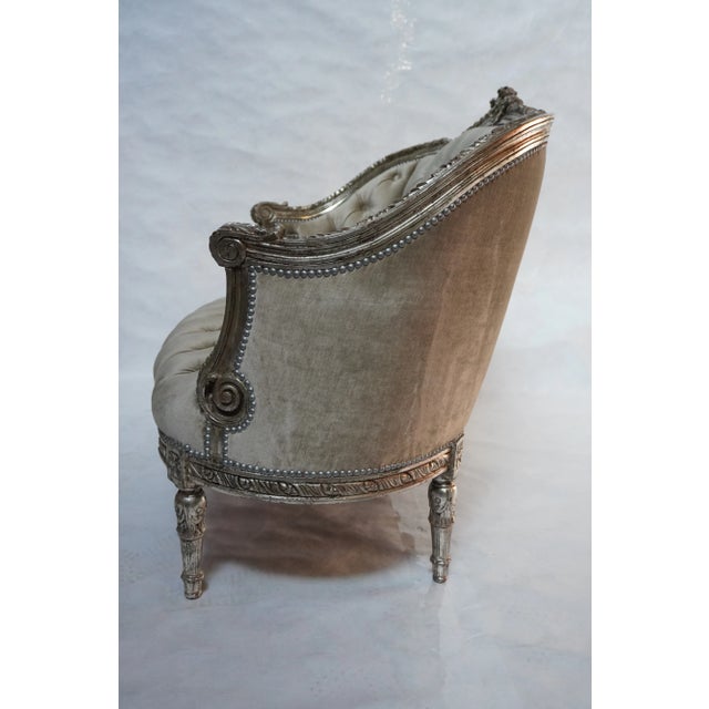 1930s A Pair of 1930s French Carved Silver Gilt Velvet Tufted Settees From Mla For Sale - Image 5 of 18