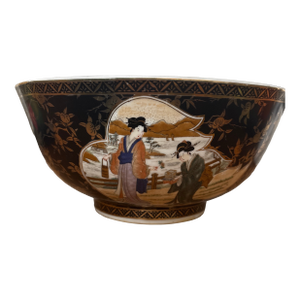 Meiji Period (1868-1912) Satsuma Bowl With Images of Geisha and Children and the Shimazu Mark