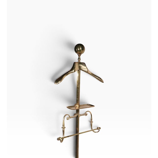 Exceptional vintage brass costumer, valet stand in very good original condition.The stand features a hanger form top, an...