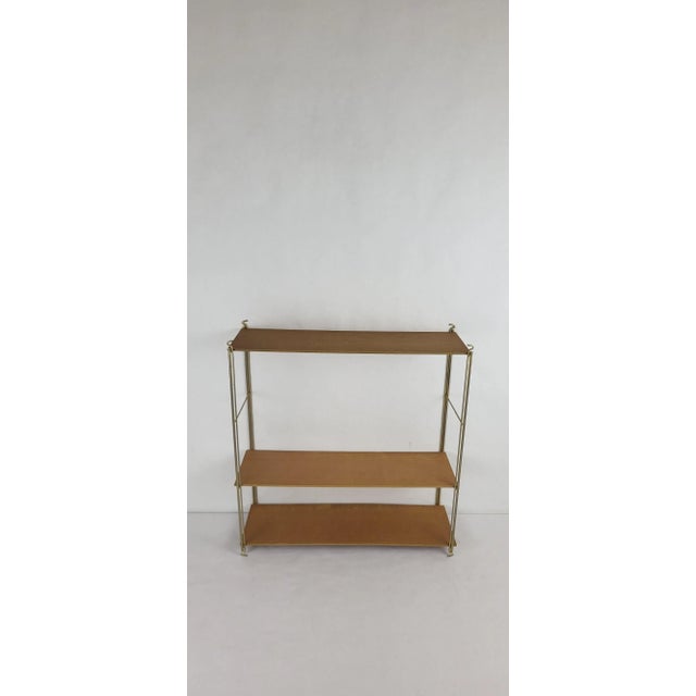 String shelf in wood and gold metal from the 1960s / 3 shelves. These are not reissues. Height 50 cm Width 48 cm Depth 16...