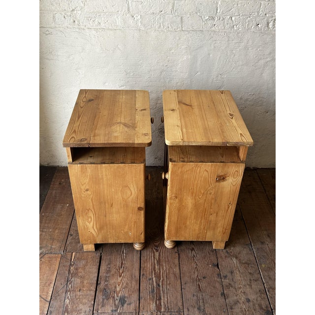 Victorian English Pine Bedside Cabinets with Drawer & Cupboard, 1880s, Set of 2 For Sale - Image 6 of 9