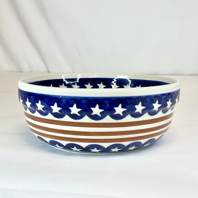 Navy Blue 1980s Vintage Arts & Crafts Americana Boho Chic Boleslawiec Pottery Round Serving Dish - 4th of July For Sale - Image 8 of 9