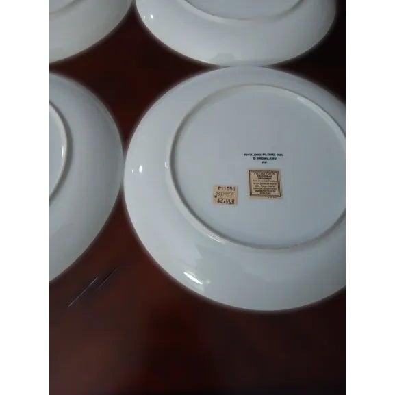 Add a touch of seaside charm to your table with this set of 4 Fitz & Floyd Coquille Shell plates. Crafted in fine ceramic,...