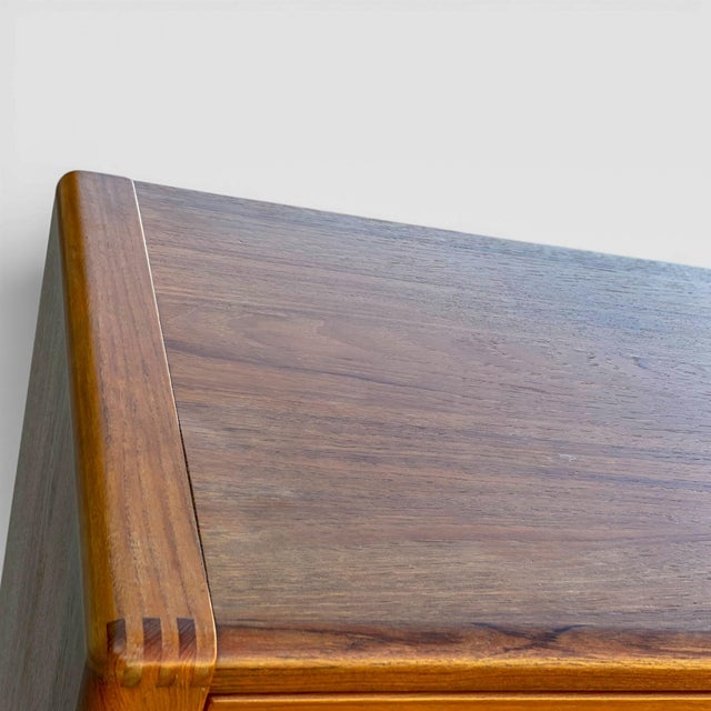 Chestnut D-Scan Captain Line Teak Seven-Drawer Tallboy Dresser, Mid-Century Modern, Mid-Century, Brass For Sale - Image 8 of 18