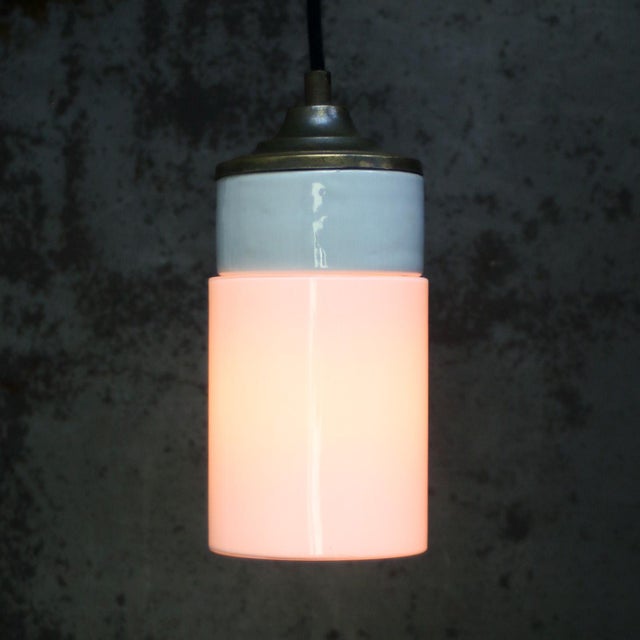 Porcelain Industrial pending lamp White porcelain, brass top and white opaline glass 2 meter black cotton flex 2...