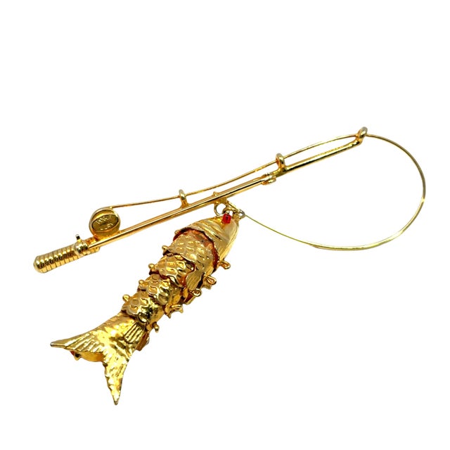 Vintage Signed Vogue Jlry Gold Tone Fishing Rod Brooch With Jeweled Fish For Sale - Image 4 of 5