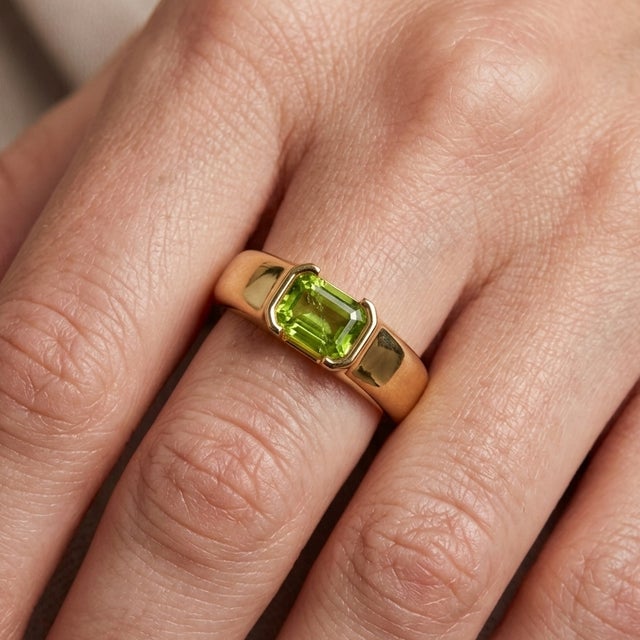 Contemporary Natural Peridot Statement Ring • 925 Sterling Silver Minimalist Chunky Signet Unisex Ring Us 7 For Sale - Image 3 of 5