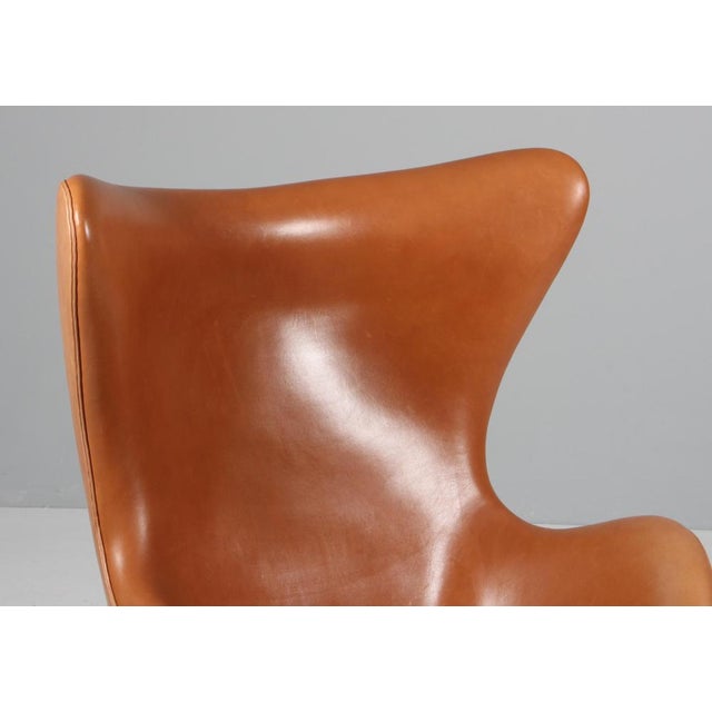 Egg Chair in Leather attributed to Arne Jacobsen for Fritz Hansen, 2010s For Sale - Image 3 of 10