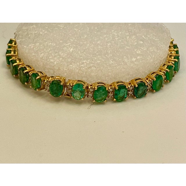 Gemstone 15 Carat Natural Emerald & 2.8 Carat Diamond Tennis Bracelet 14 Kt Yellow Gold For Sale - Image 7 of 18