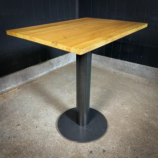 These hospitality tables have an oak leaf and a metal base. Due to the sleek and minimalist design, the tables fit into...