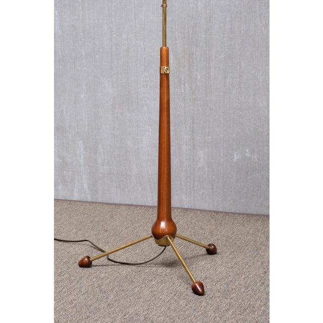 1940s Brass and Elm Model 547 Floor Lamp by Hans Bergström for Ateljé Lyktan, Sweden, 1940s For Sale - Image 5 of 11
