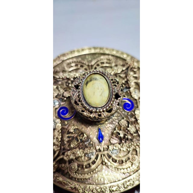 Vintage Gold Art Glass and Metal Jewelry Box, 1920s, in Very Good conditions. Designed 1890 to 1919