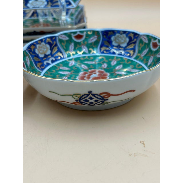 Japanese Vintage Japanese Imari Style Porcelain Bowl & Plate Set – Kozan Gama, 6 Pieces For Sale - Image 3 of 4