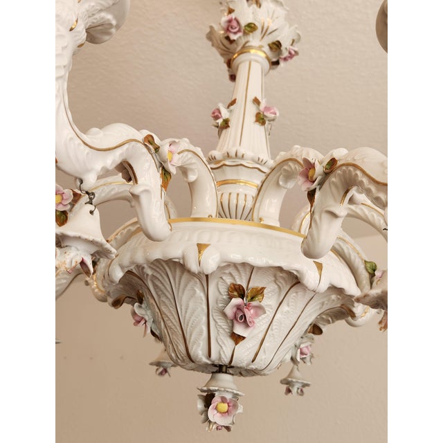 1960s Large Hand-Painted Gilded Floral Ceramic 8-Light Chandelier from Mangani D'Arte, Florence, Italy, 1950s For Sale - Image 5 of 18
