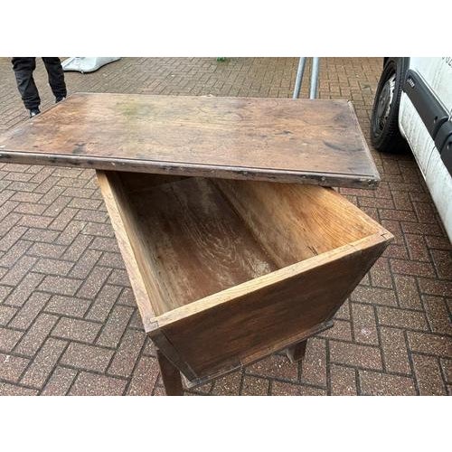 Georgian Elm Dough Bin, Great Storage And Makes A Great Side Table. All Original Lift off lid with storage underneath...