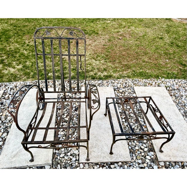 Metal 1940s Salterini Mt. Vernon Wrought Iron Wheel Chair Chaise Lounge With Matching Ottoman, 2 Pieces For Sale - Image 7 of 12