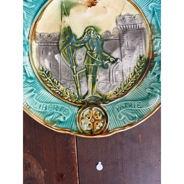 French Antique French Majolica Plate, Joan of Arc, Gloire Honneur Liberté Patrie, Late 19th Century For Sale - Image 3 of 7