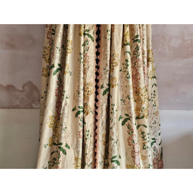 French Chintz Bed Crown Canopy with Silk Lining, 1920s An elegant French bed crown canopy dating from the 1920s, featuring...