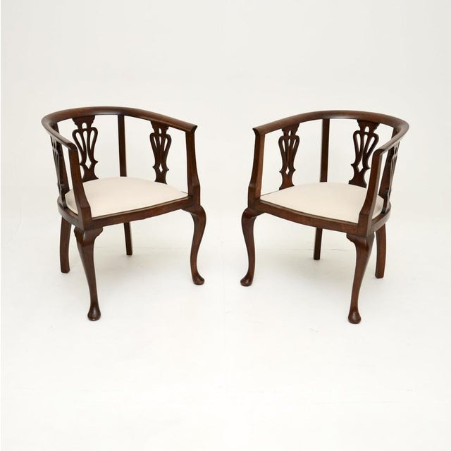 A wonderful pair of antique Edwardian tub chairs, made in England and dating from around the 1900-1910 period. They are...
