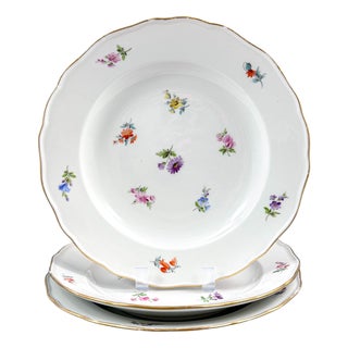 Meissen Porcelain Plates with Streublumen Decoration, Germany, 1880s, Set of 3 For Sale