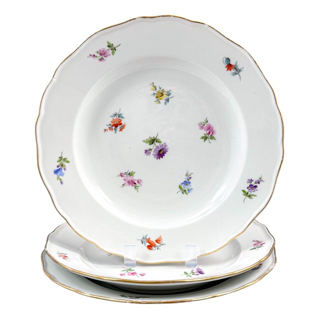 Meissen Porcelain Plates with Streublumen Decoration, Germany, 1880s, Set of 3 For Sale