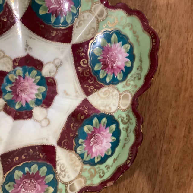 Early 20th Century Antique Japanese Porcelain Gold Encrusted Scalloped Bowl For Sale - Image 10 of 13