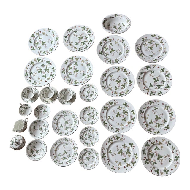 1980s Wedgwood Bone China Wild Strawberry Pattern - 31pcs For Sale