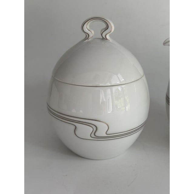 Ceramic White and Gilt Asimmetria Milk Jug and Sugar Bowl by Bjørn Wiinblad for Rosenthal Studio Linie, Germany, 1988, Set of 2 For Sale - Image 7 of 8