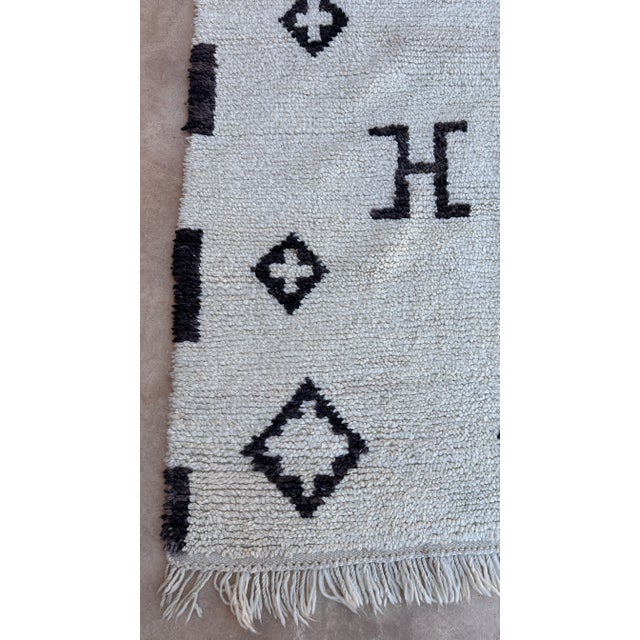 1980s 1980s Moroccan Beni Ourain Rug - 5'1" X 9'6" For Sale - Image 5 of 9