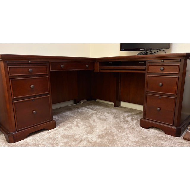 Presenting a stunning, high-end traditional executive L-shaped corner desk workstation. Built with premium materials, this...