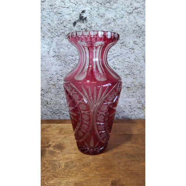 Large Bohemian Belle Époque Wheel-Cut Red Overlay Crystal Vase, 1890s For Sale - Image 3 of 7