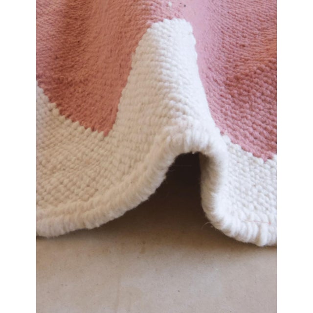Minimalist Moroccan Flatweave Rug – Blush Pink with Ivory Zigzag Border This minimalist Moroccan flatweave rug is a study...