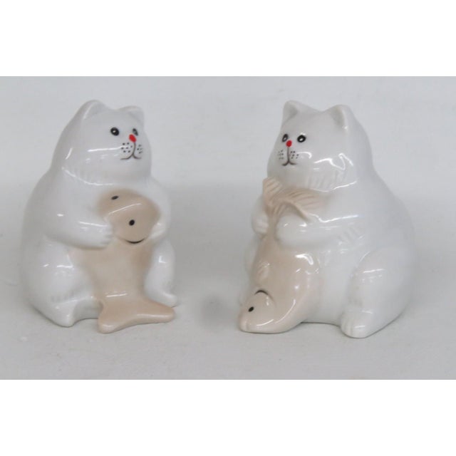 Mid 20th Century Ceramic Salt and Pepper Shakers White Cats Holding Beige Fish - a Pair For Sale In Miami - Image 6 of 8