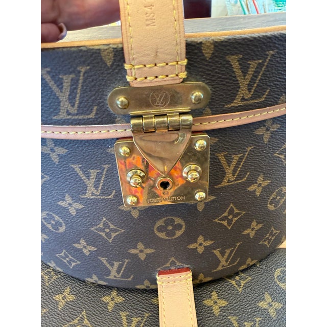 This magnificent round Louis Vuitton hatbox is superbly crafted from Monogram coated canvas and natural calfskin leather,...